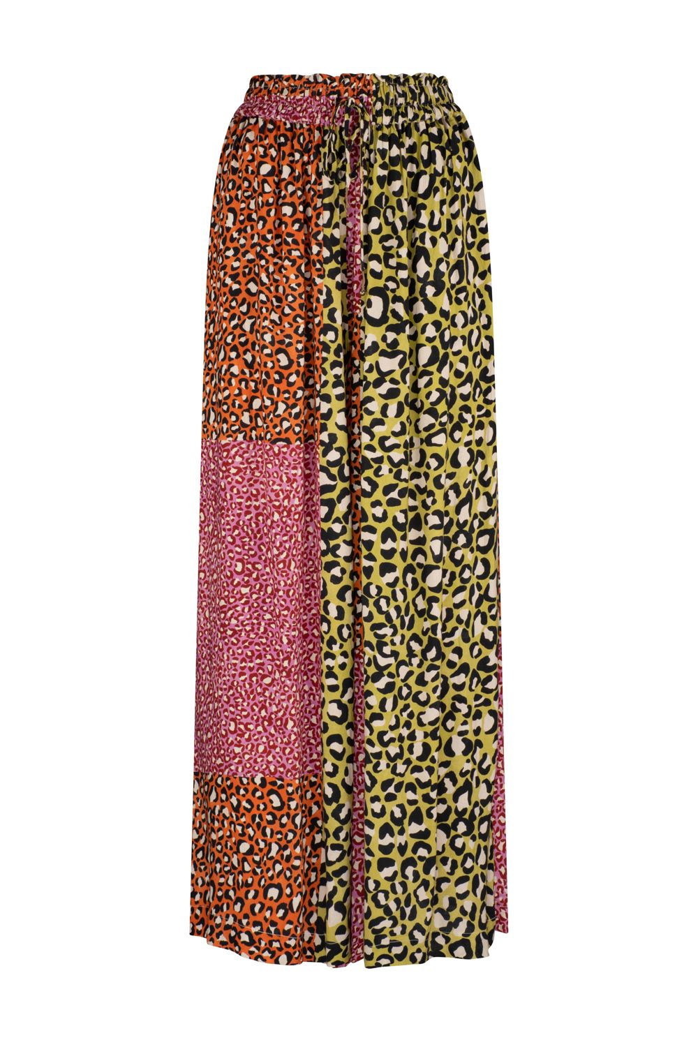 15 Eye-Catching Outfits With Animal Printed Wide Leg Pants